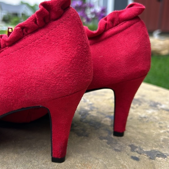 Covington red faux suede heeled booties size 7 M with ruffle at ankle side zip - Picture 13 of 14